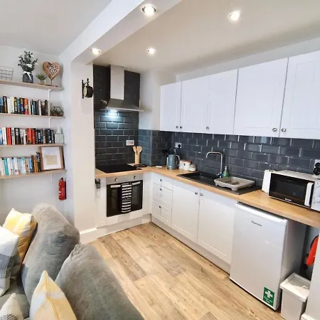 Sandalwood - By The Sea Apartment *